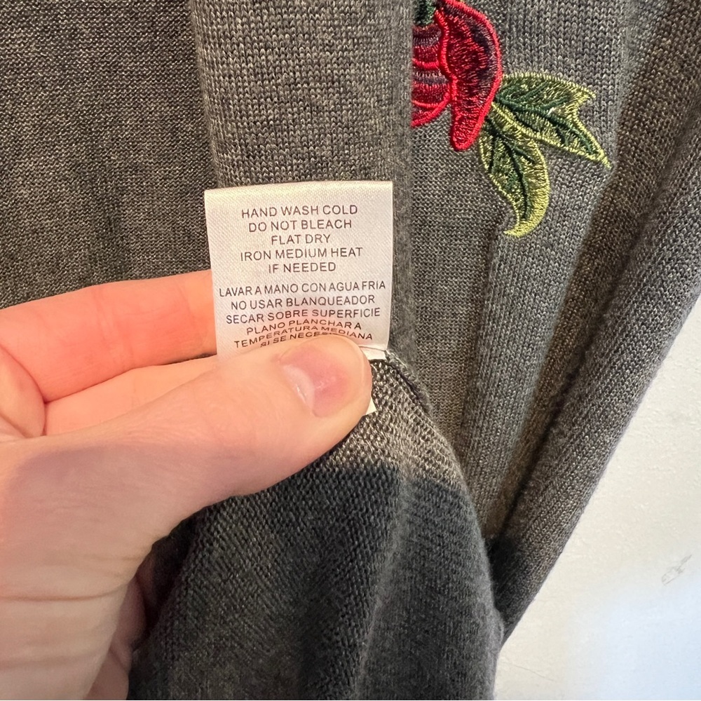 Joseph A Sleeveless Open Front Knit Rose Appliqué Sweater Cardigan - Picture 6 of 7
